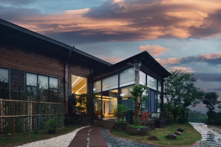 Jiayang Group, Wohong Village, Yuyao, Zhejiang, China, 450 meters north of Maohuping Отели рядом с достопримечательностью «Longshan Park (South Gate)»