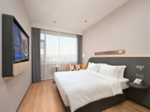 Jinjiang Hotel (Xinxiang Yanjin West Street Triangle Park)