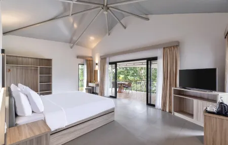 The Glamping @ARTOTEL Pelangi Park Отели рядом с достопримечательностью «SEMAK DAUN VILLAGE»