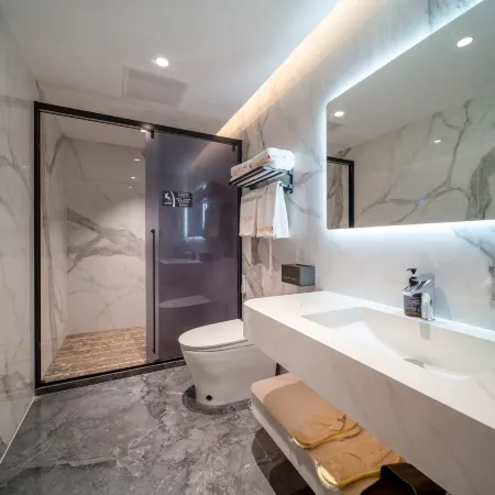 Xingyi Yunyue Smart Hotel (Xingyi High-Speed Railway South Station Wanfenglin Airport)