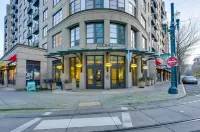 Bright Recently Upgraded Apt – Downtown Location  호텔