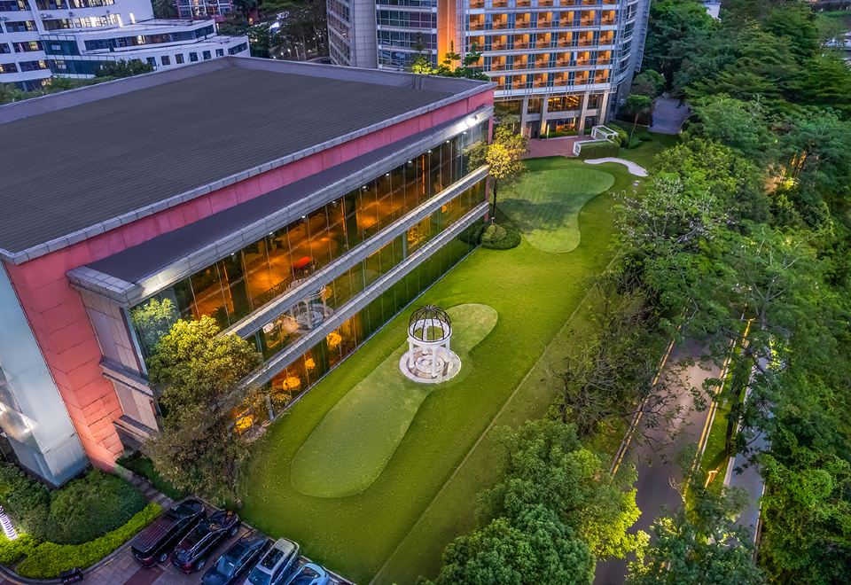 그랜드 스카이라이트 인터내셔널 호텔 관란의 실내 수영장 또는 휴식 공간