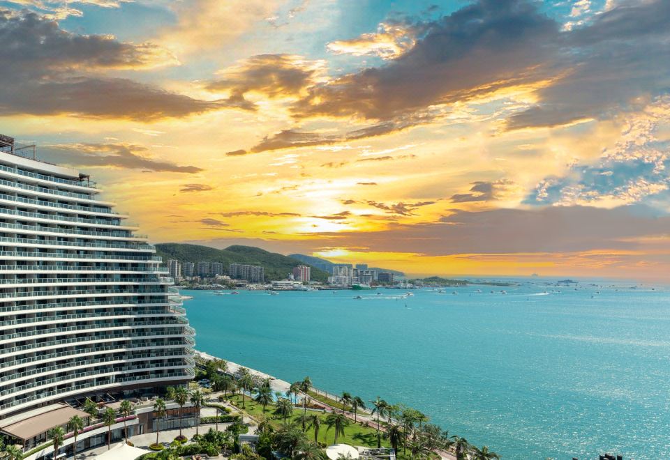 싼야의 아름다운 해변을 배경으로 한 고급 리조트 풍경