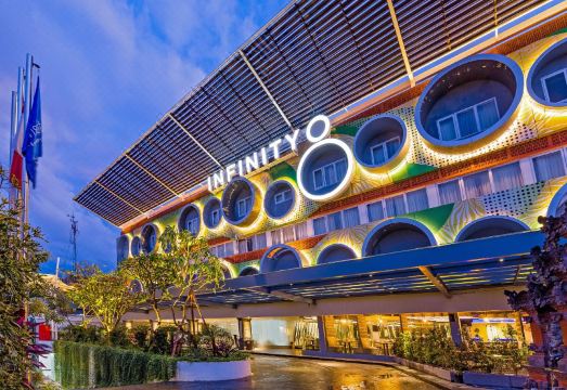 인피니티8 발리의 옥상 인피니티 풀 전망