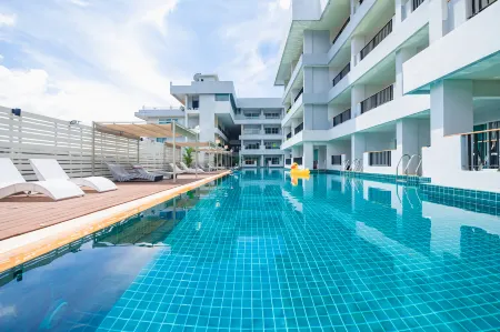 Casa Del M Phuket - Newly Renovated Отели рядом с достопримечательностью «Phuket Cobra Show and Snake Farm»