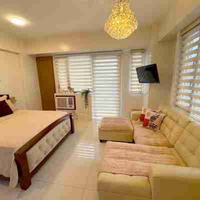 Chic Unit with Balcony - Free wifi & netflix across Naia Terminal 3 Airport Hotel Exterior
