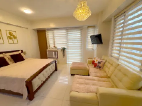 Chic Unit with Balcony - Free wifi & netflix across Naia Terminal 3 Airport