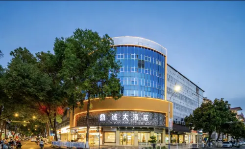 Dingcheng Grand Hotel (Hanzhong Chenggu County Wenhua Road)