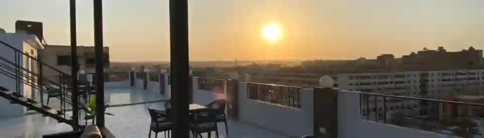 فاميليز إن بيراميدز - رووف توب