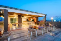 Vané Mané Hotel Pattaya - مسبح على السطح