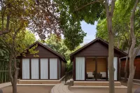 Huaxi·Longmen Manor Hotel (Longmen Grottoes Northwest Service Area Longmen High-Speed Rail Station) Hotels in Economic Development Zone