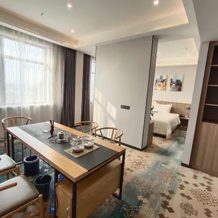 HaichengJinHongXiYue Hotel