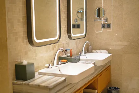 Crowne Plaza Huzhou Отели рядом с достопримечательностью «Qianyuan Garden»