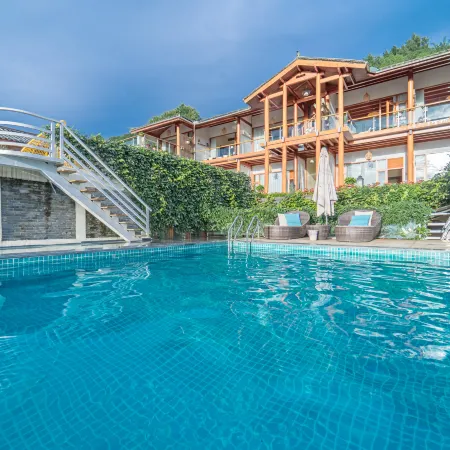 Lanyue Li·Linggan Senyang Natural Ore Hot Spring Resort 360° View Beautiful Stay (Heshun Branch)