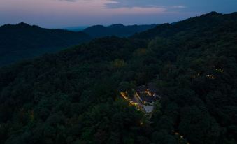 Qingcheng Mountain Just on the Stream · Mountain Stream Bamboo Forest Private Soup B&B