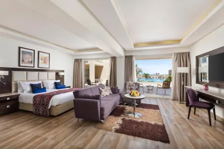 Pickalbatros White Beach Resort - Hurghada Отели рядом с достопримечательностью «Махмея пляж»