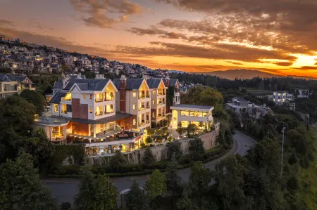 Tengchong Liuliu Xiaoshu Hot Spring Homestay Отели рядом с достопримечательностью «Beihai Wetland»