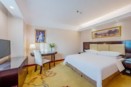 Vienna Hotel (Shenzhen Bao'an Centre Liutang Metro Station)