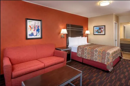 Best Western Plus Raffles Inn & Suites