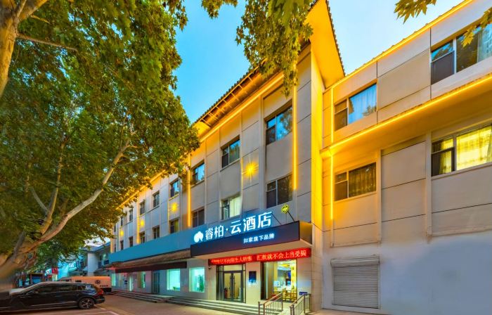 Home Inn Baiyun Hotel (Shijiazhuang Gaochun Fengzhong Road)