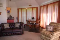 Silverstream Alpaca Farmstay & Tour Hotels in Woodend
