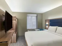 Holiday Inn Express NYC CHELSEA - NOMAD AREA by IHG Hotels near New York Moynihan Train Hall At Penn Station