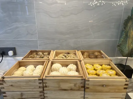 Kyriad Marvelous Hotel (Hezhou Wanda Plaza) Отели рядом со станцией Hezhou Railway Station