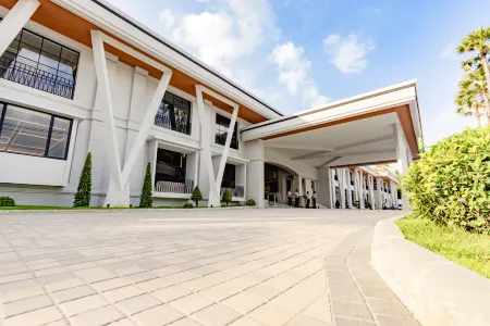 Amora Beach Resort Phuket Отели рядом с достопримечательностью «Банг Тао»