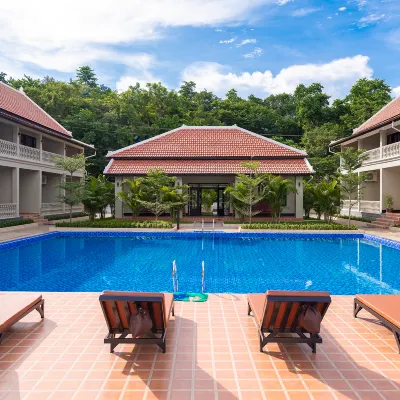 LAN XIANG BOUTIQUE HOTEL Hotels near Wat Phol Phao