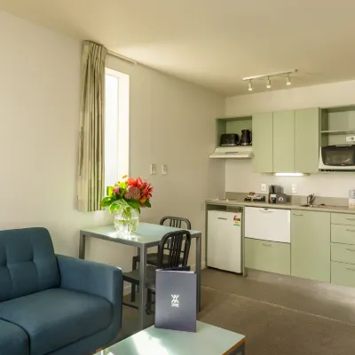 Astelia Apartment Hotel Отели рядом с достопримечательностью «Театр Circa»