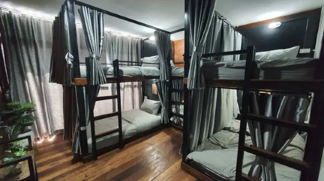 เตียงหอพักรวม (เตียง 2 ชั้น ไม่แยกชายหญิง)