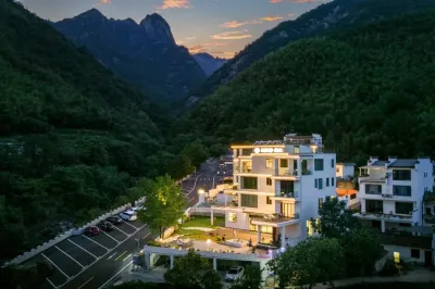 Floral Lux Hotel · Mountain View Terrace Hotel Отели рядом с достопримечательностью «Пейзажный район Цуйюань»