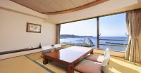 Mikazuki Sea-Park Hotel Katsuura فنادق في 