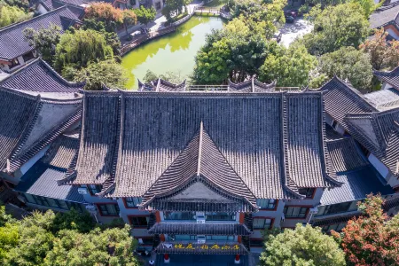 Yue Ting Ya Ju Hotel (Yiren Ancient Town Branch), Chuxiong Отели рядом с достопримечательностью «Chuxiong Normal University»