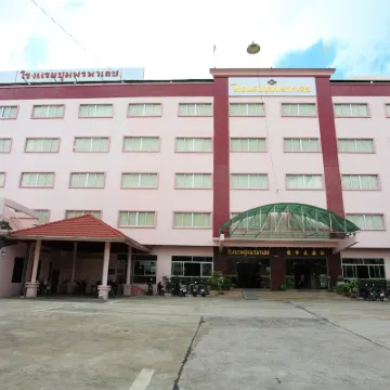 โรงแรมชุมพรพาเลซ Chumphon Palace Hotel โรงแรมใกล้ตลาดนัดกลางคืน