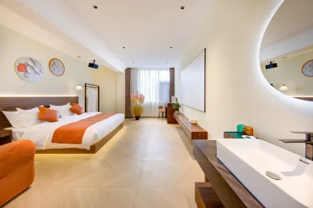 Shangri-La Moon Above the Clouds Homestay (Dukezong Ancient City Dafu Temple Prayer Wheel)