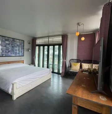 ห้องดีลักซ์ เตียงใหญ่ พร้อมระเบียง