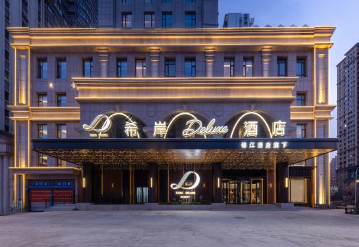 호텔 프런트 데스크 및 로비 모습