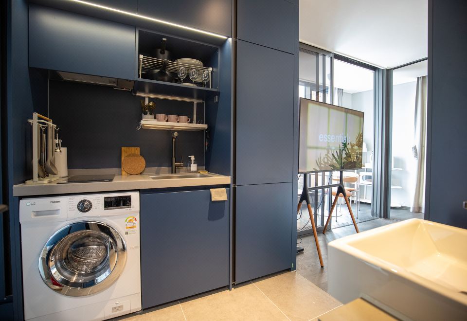 위코스테이 남산에서 바라본 야경 또는 모던한 복도