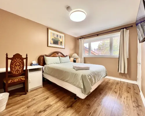 Renovated Rooms 10-min to Finch Subway Near Yonge St Hotels in Toronto