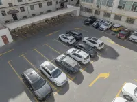 Yitel Zhishang Hotel (Zhangye West Railway Station Bell and Drum Tower Branch) - parking