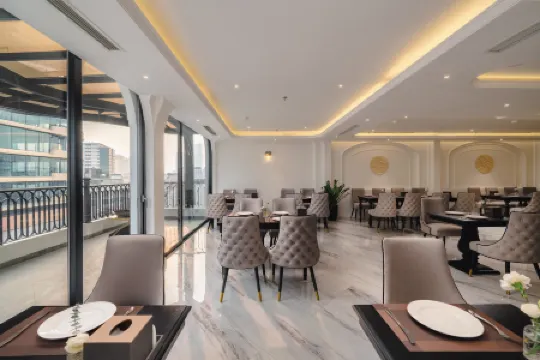 22Land Cloud Hotel Отели рядом с достопримечательностью «Мавзолей Хо Ши Мина»