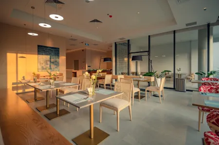 A'dor Hotel & Spa Отели рядом с достопримечательностью «Bai Xep Beach»