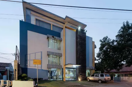 RedDoorz Plus @ Tuparev Cirebon