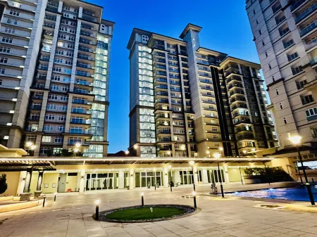 Kuching City Center Riverine Apartment With Balcony & City Views Отели рядом с достопримечательностью «New Sarawak State Legislative Assembly Bldg»