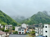 A guesthouse（Moon Bay Scenic Spot Store, Guanzhong Line, Yunnan ） - con vistas a la montaña