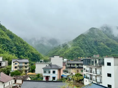 A guesthouse（Moon Bay Scenic Spot Store, Guanzhong Line, Yunnan ） Hotels near Scenic Area of Yueliangwan