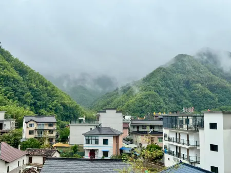 A guesthouse(Moon Bay Scenic Spot Store, Guanzhong Line, Yunnan )