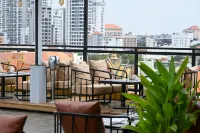 Phnom Penh 51 Hotel & Residences = พนมเปญ 51 โฮเทล แอนด์ เรสซิเดนซ์ - สระว่ายน้ำแบบอินฟินิตี้