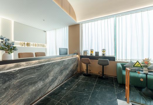 호텔 주변 활기찬 거리 풍경